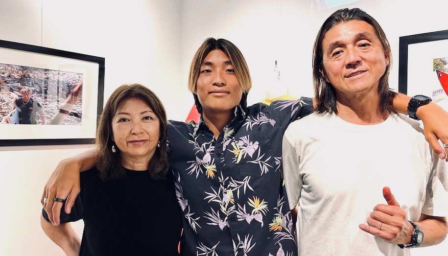 五十嵐カノア一家（左から母ミサ、弟キアヌ、父ツトム）