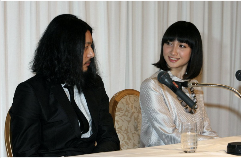 結婚会見で見つめ合うオダギリジョーと香椎由宇
