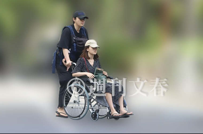 車椅子で移動する前田敦子と勝地涼