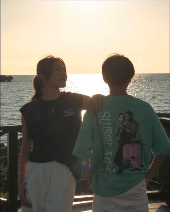 瀬戸朝香さんと長男（後ろ姿）