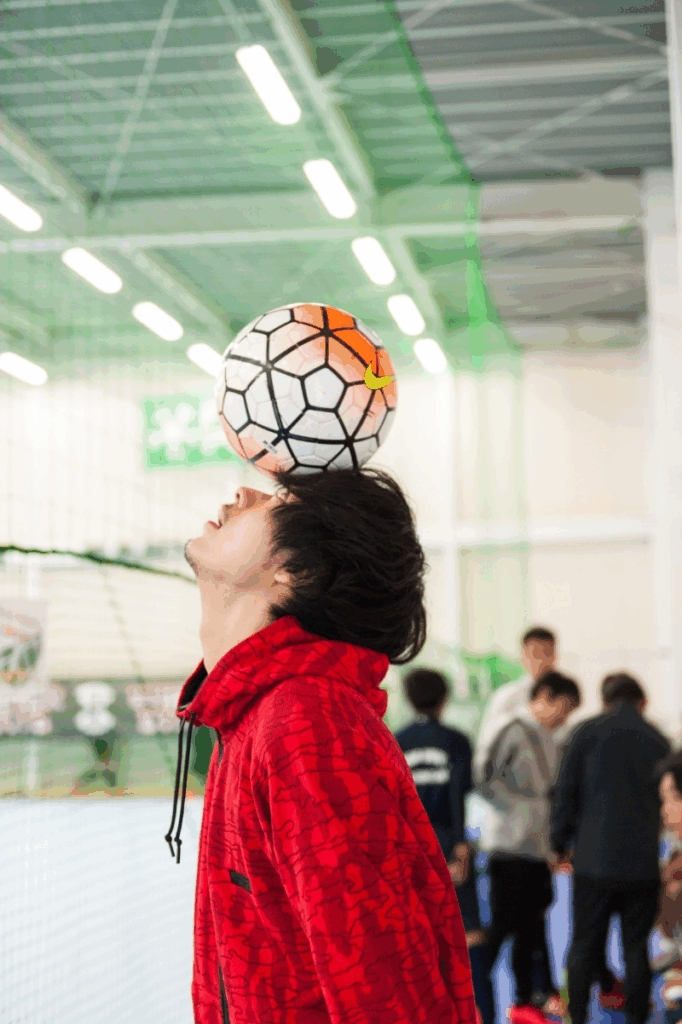 成田凌とサッカーボール
